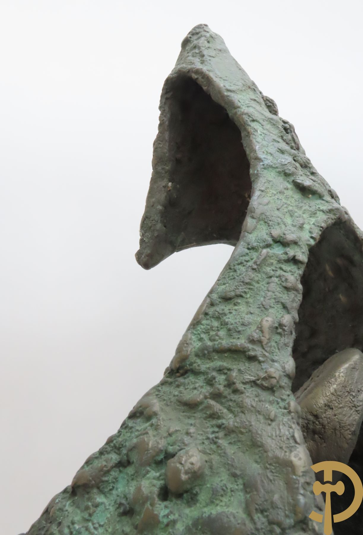 LAMPENS Mark getekend op arduinene sokkel - Kegelvormige bronssculptuur met grillig rolwerk