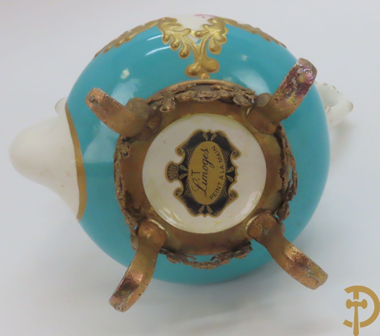 Driearmige porseleinen kandelaar met bloemenmotieven, onderaan gemerkt Plaue + porseleinen coupe Plaue + Limoges schenkkan met bloemendecor