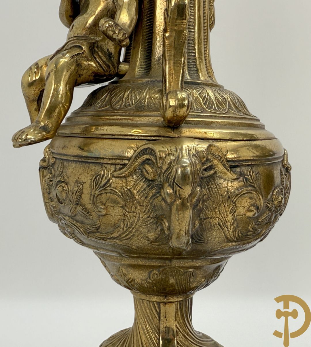 Paar koperen cassolettes bezet met ramskoppen dragende een cupido + koperen beeld van jongeman met zevenarmige kandelaar