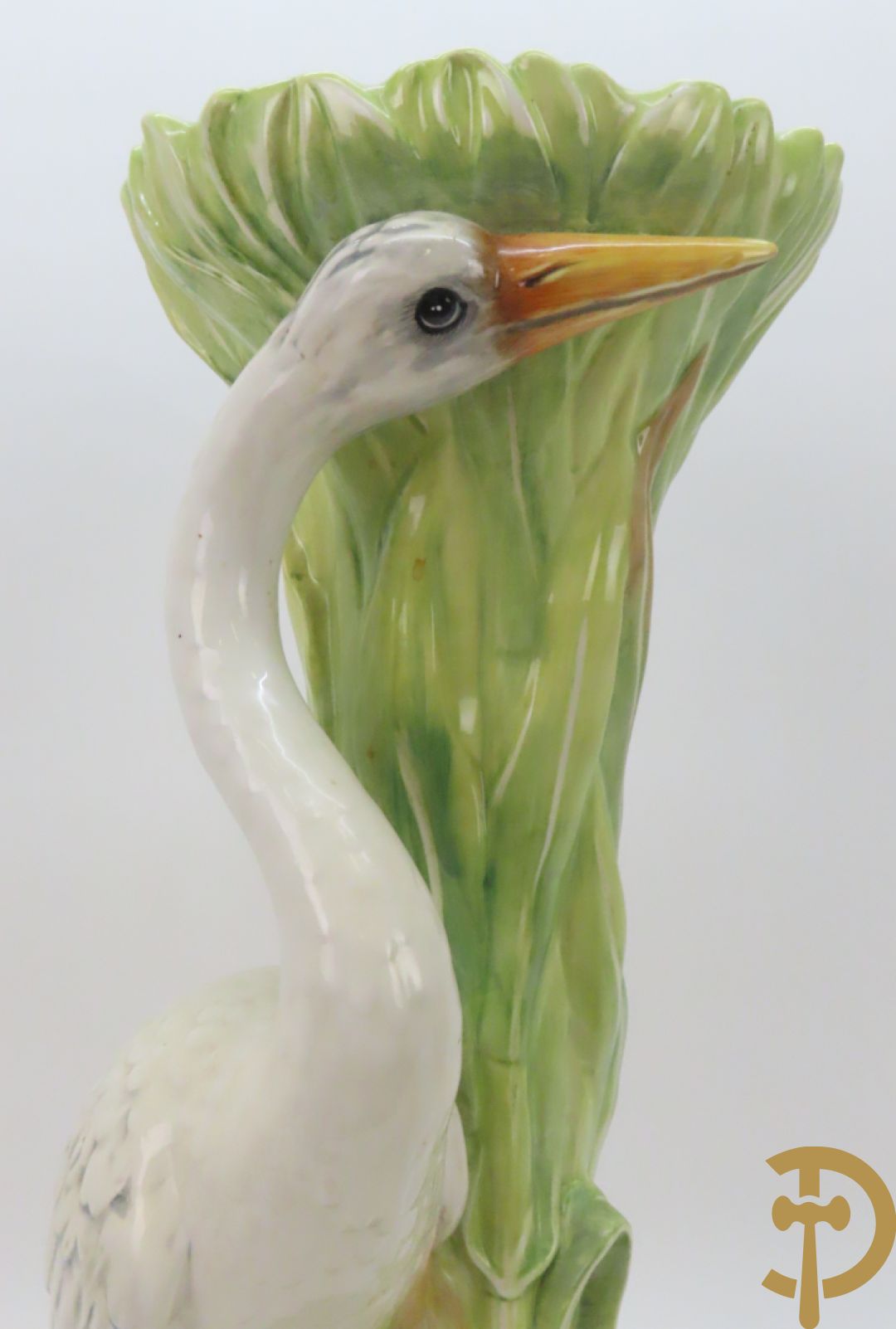 Keramieken zuil met ooievaar in het riet met cachepot erop, Italiaans, gemerkt