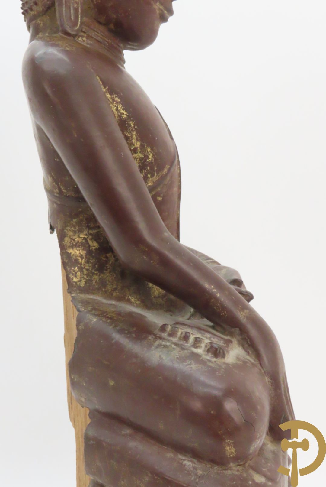 Houtgesculpteerde zittende boedha