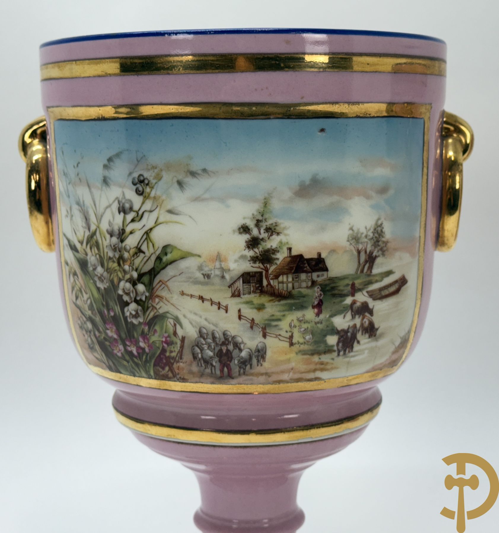 Paar roze gekleurde porseleinen coupes met idyllisch landschap in decalcomanie decor met vergulde rand