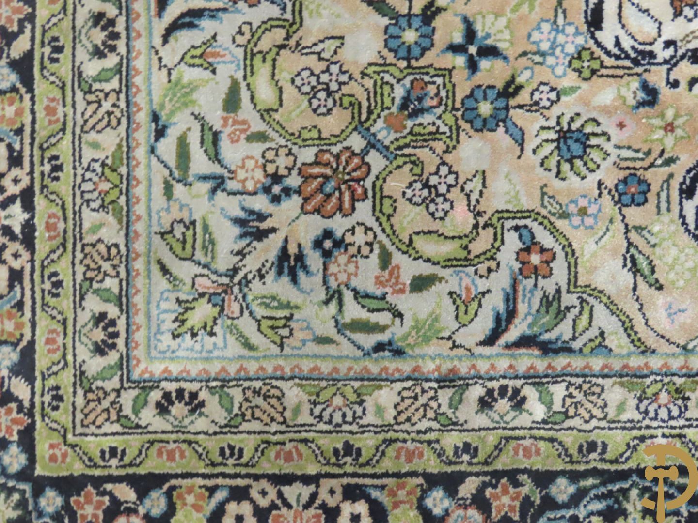 Oosters handgeknoopt tapijt met centraal medaillon, zijde op katoen