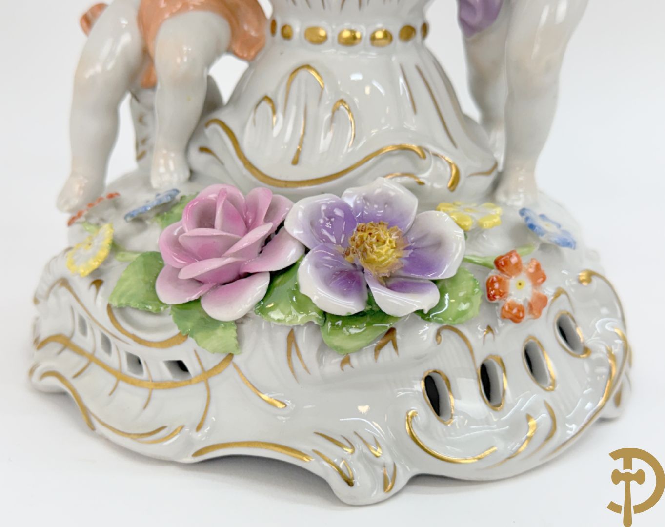 Porseleinen vijfarmige kandelaar met 2 cupido