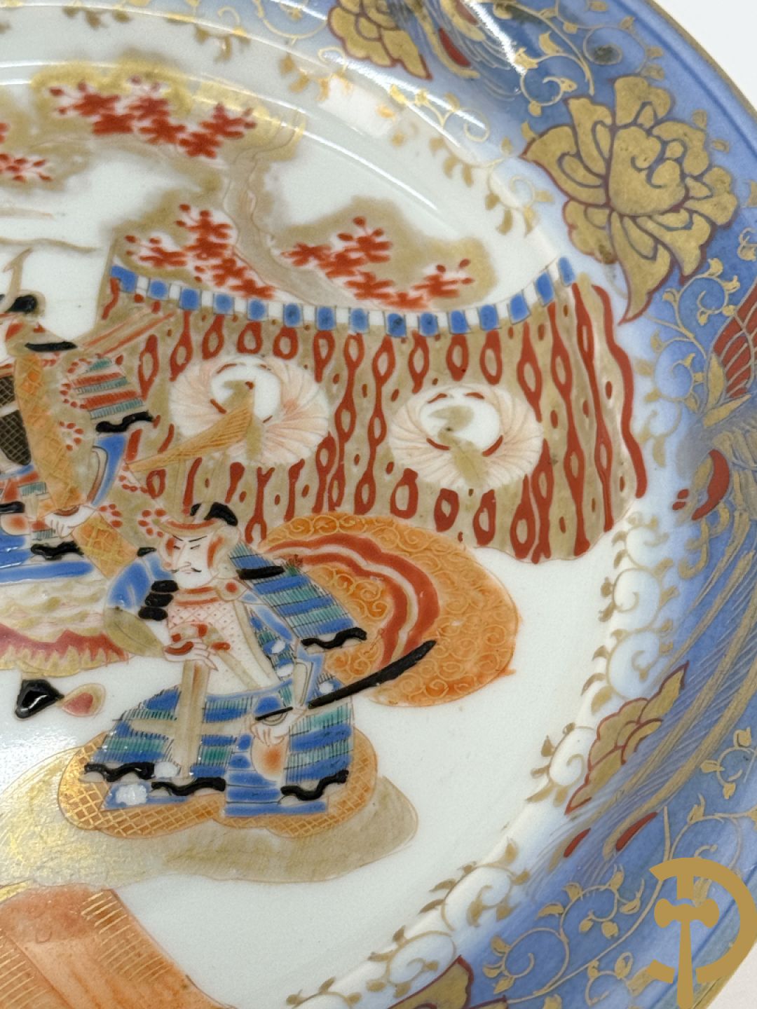 Paar Japanse meerkleurige porseleinen schalen met krijgerdecor op voet