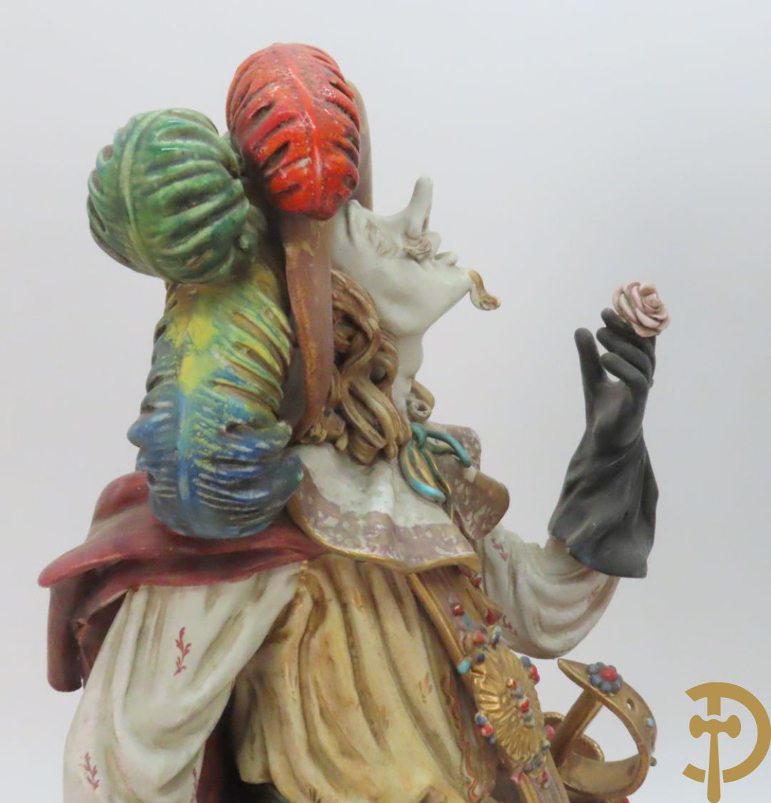 Twee Italiaanse beelden in meerkleurige faience, Cirano de Bergerac