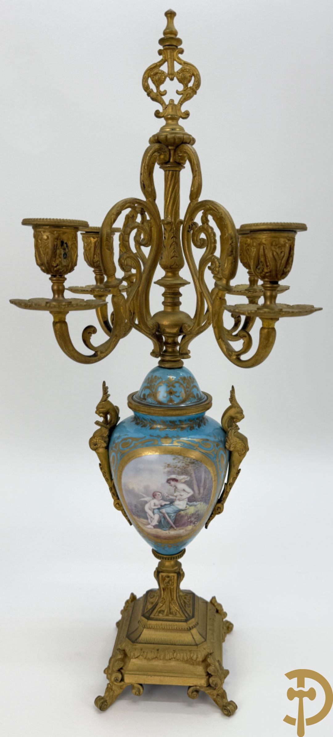 Paar Sèvres cassolettes met handbeschilderd romantisch decor van dame met cupido en landschapsdecor - met vergulde bronzen vierarmige kandelaar, Feccotte V. getekend