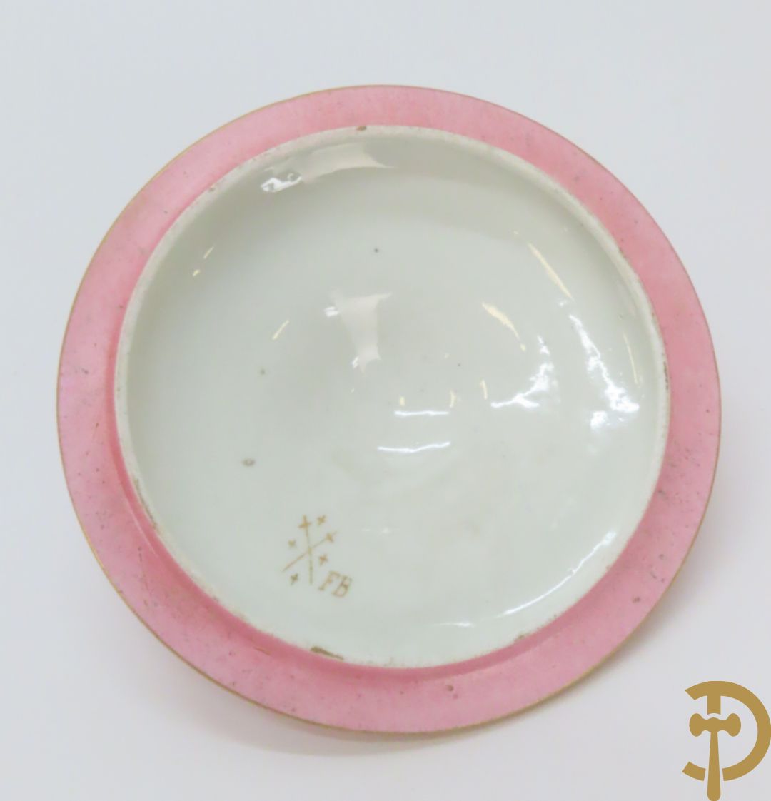 Franse porseleinen dekselpotiche bezet met decor van vogelmotieven en Louis XVI strikken, FB gemerkt