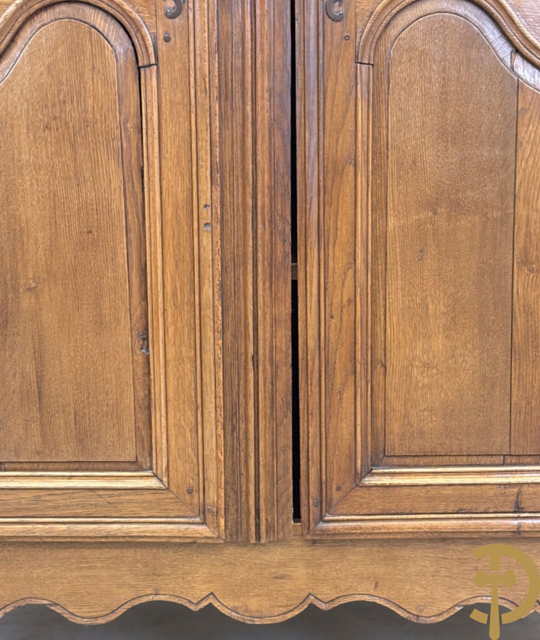 Massief eiken tweedeurskast met afgestoken panelen en gezwaaide moluren