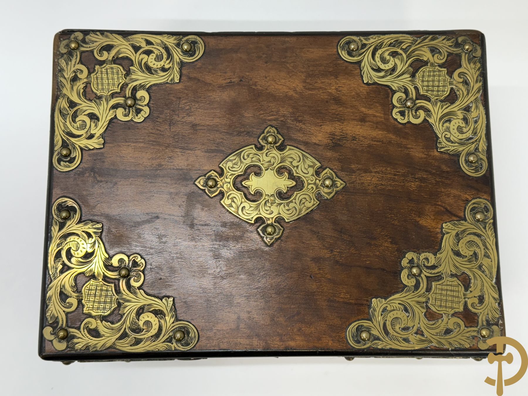 Notelaren box met bronzen ornamenten bezet + verzilverde opschikspiegel en borstelset met rocailles