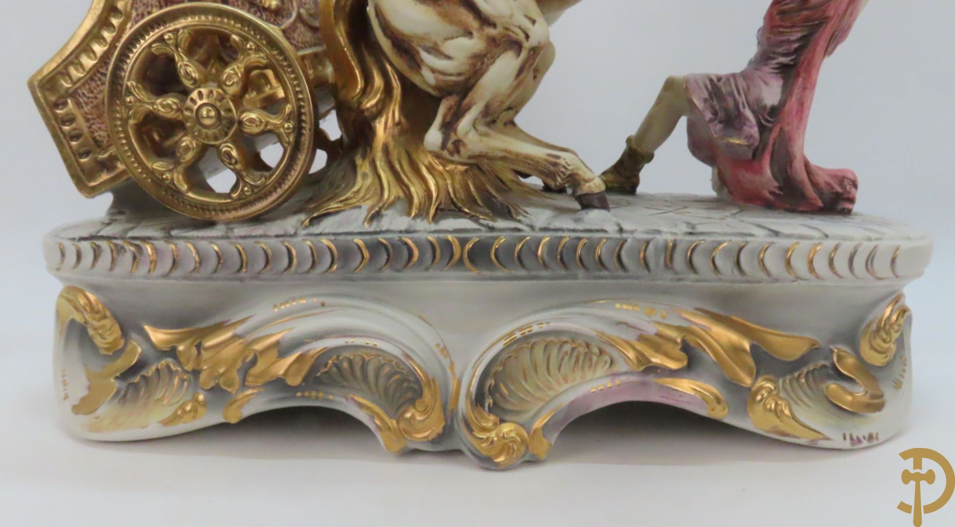 Beeld van strijdwagen met steigerende paarden 