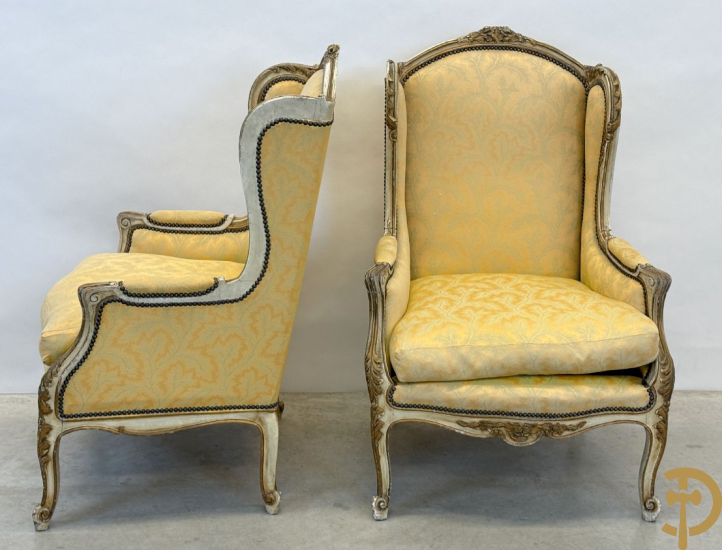 Paar Louis XV bergères met wangen, gesculpteerde accanthusranken en bloemenmotieven