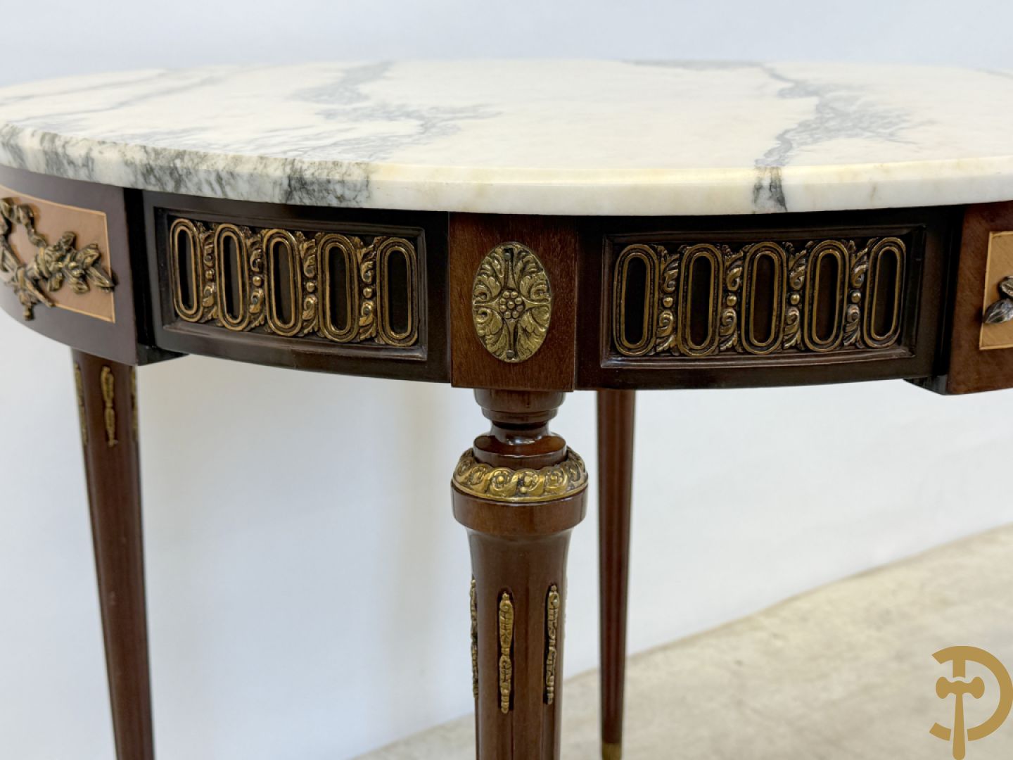Ronde salontafel met bronsbeslag en marmeren blad op gecanneleerde poten