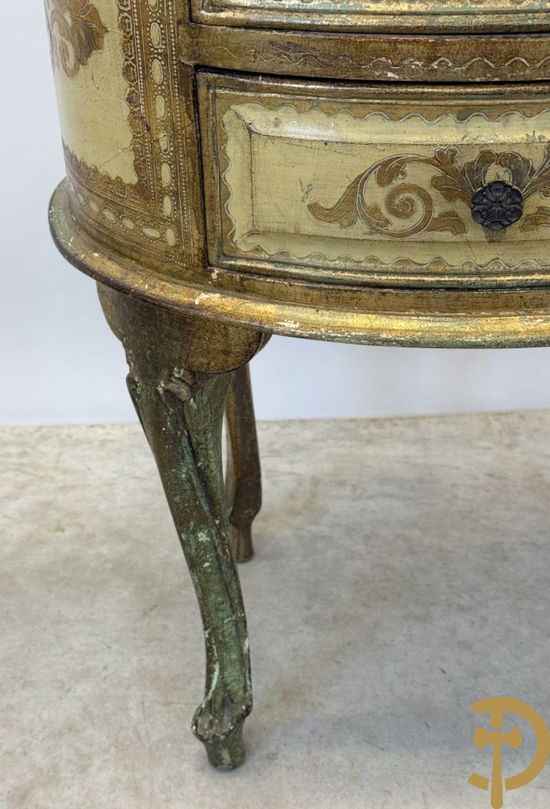 Ovaal Italiaans bijzettkastje