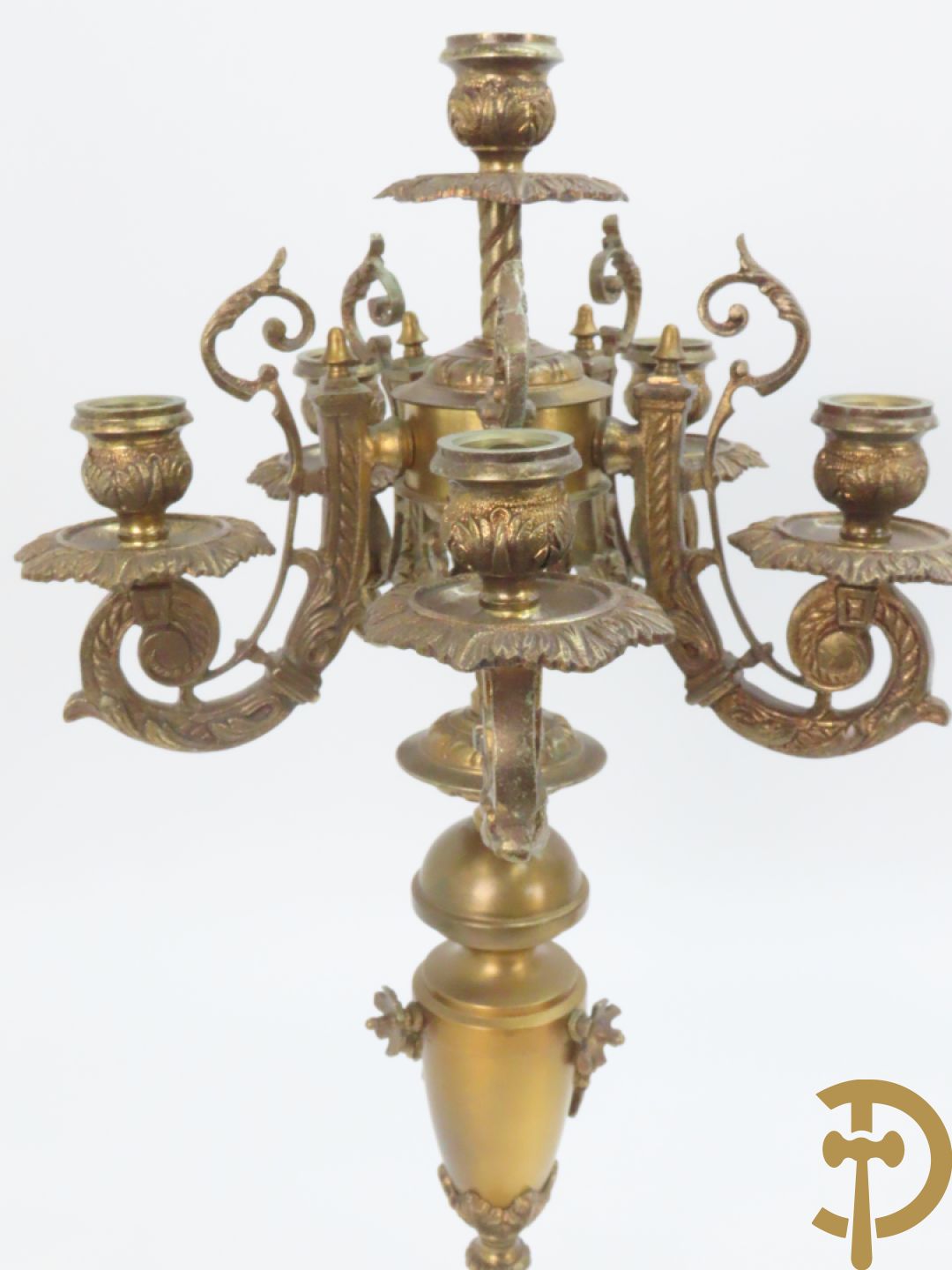 Driedelige bronzen garnituur bestaande uit pendule met 2 dames bovenaan, geflankeerd door paar zesarmige kandelaars