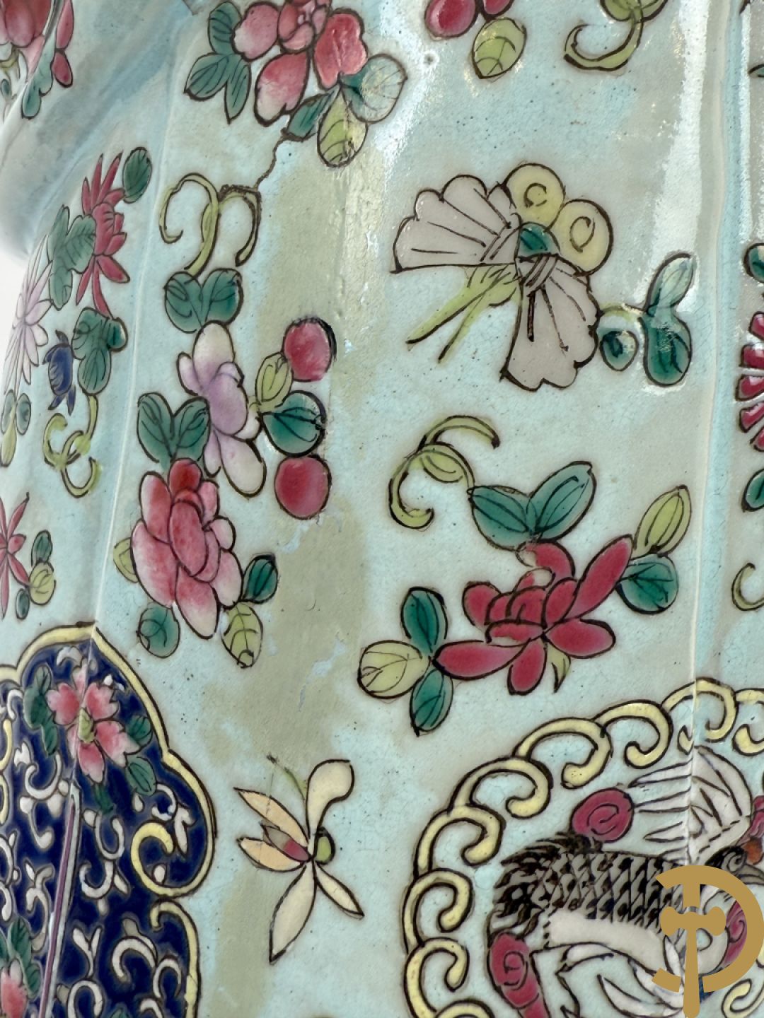 Chinese porseleinen wijsgeer dragende een kind