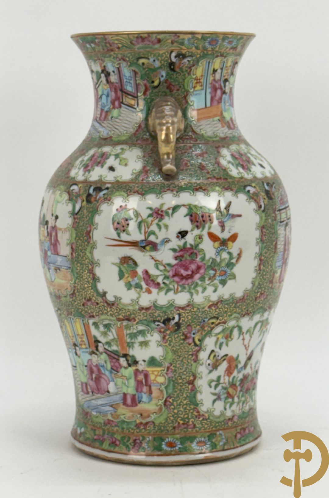 Chinese porseleinen Kantonvaas met geanimeerde taferelen, bloemen, vogel en vlinderdecor