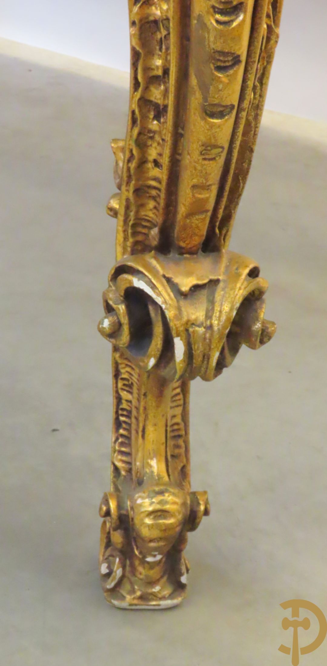 Uitzonderlijke vergulde Louis XV eetkamer bestaande uit vijfdeursdressoir met voluutvormige accanthusranken en rocailles, beschilderd met bloemenmotieven en centraal tafererel met hoornen des overvloeds + bijhorende spiegel vergulde tafel op voluutvormige poten met zes bijhorende stoelen + vitrine met accanthusranken en centrale deur, op voluutvormige poten