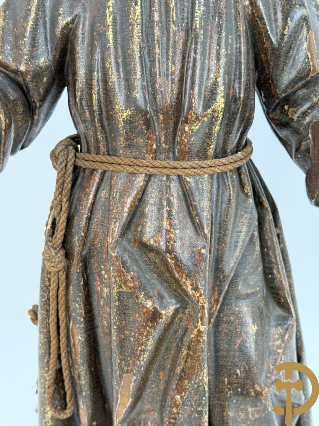 Gepolychromeerde houtsculptuur van Sint Antonius steunend met linkervoet op wereldbol