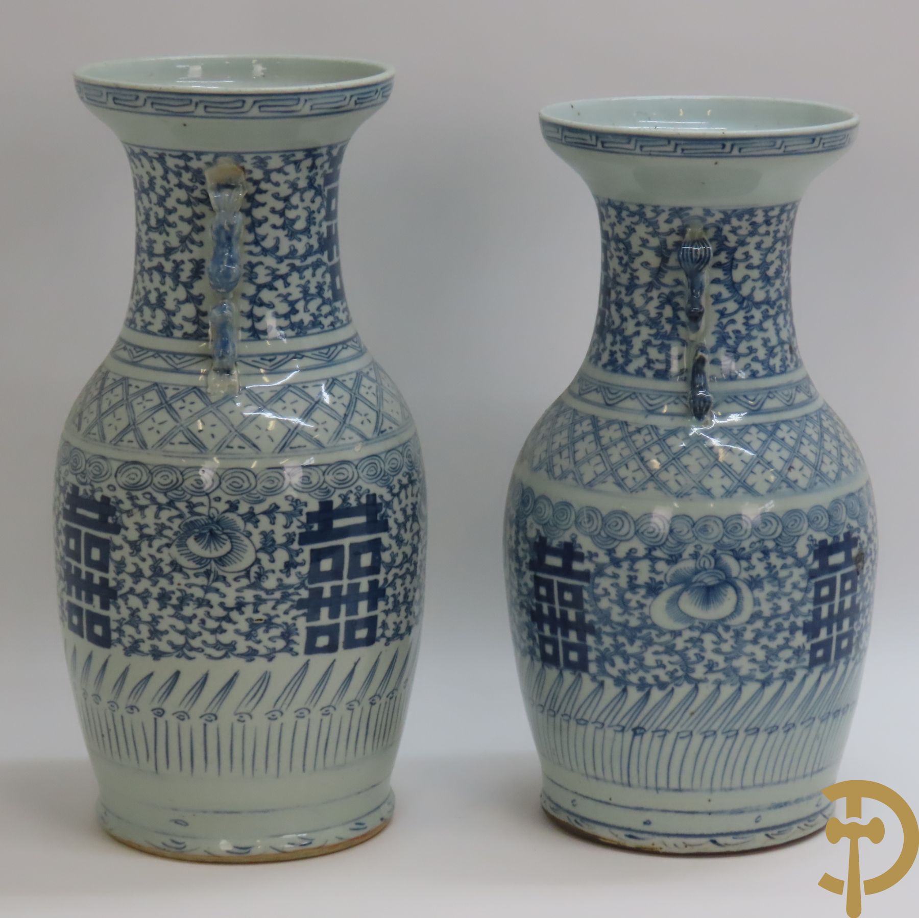 Twee Chinese porseleinen vazen met blauw/wit decor en Chinese tekens