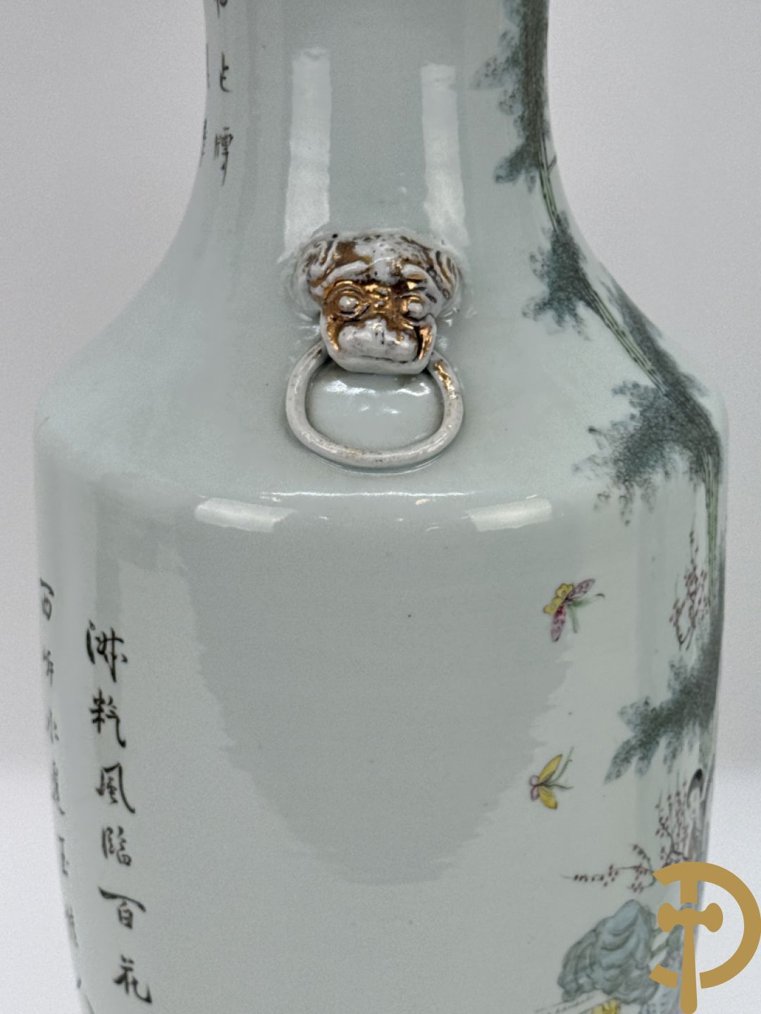 Paar Chinese porseleinen vazen met decor van dames in landschap