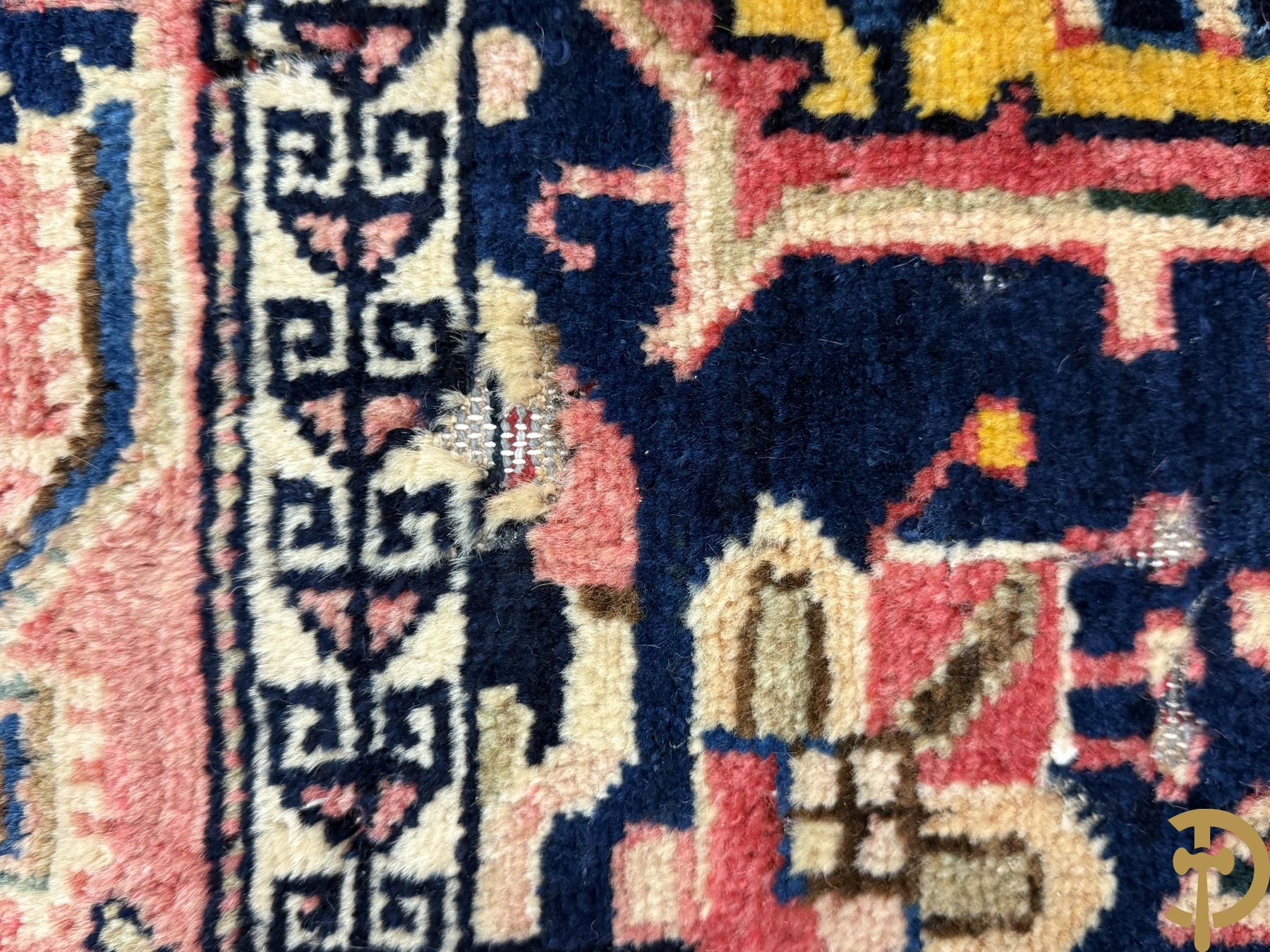 Drie oosterse handgeknoopte tapijten met blauwe fond