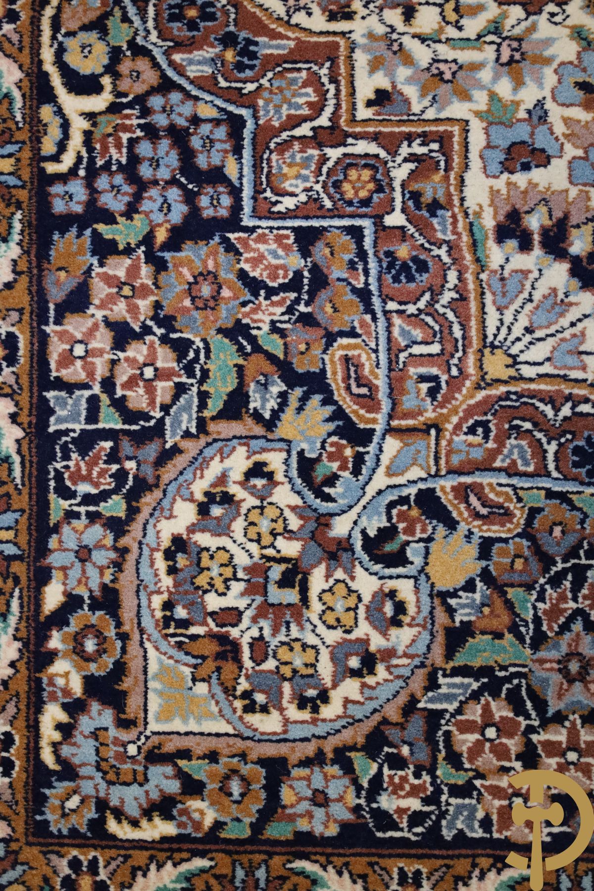 Oosters handgeknoopt tapijt met centraal medaillon en bloemenmotieven
