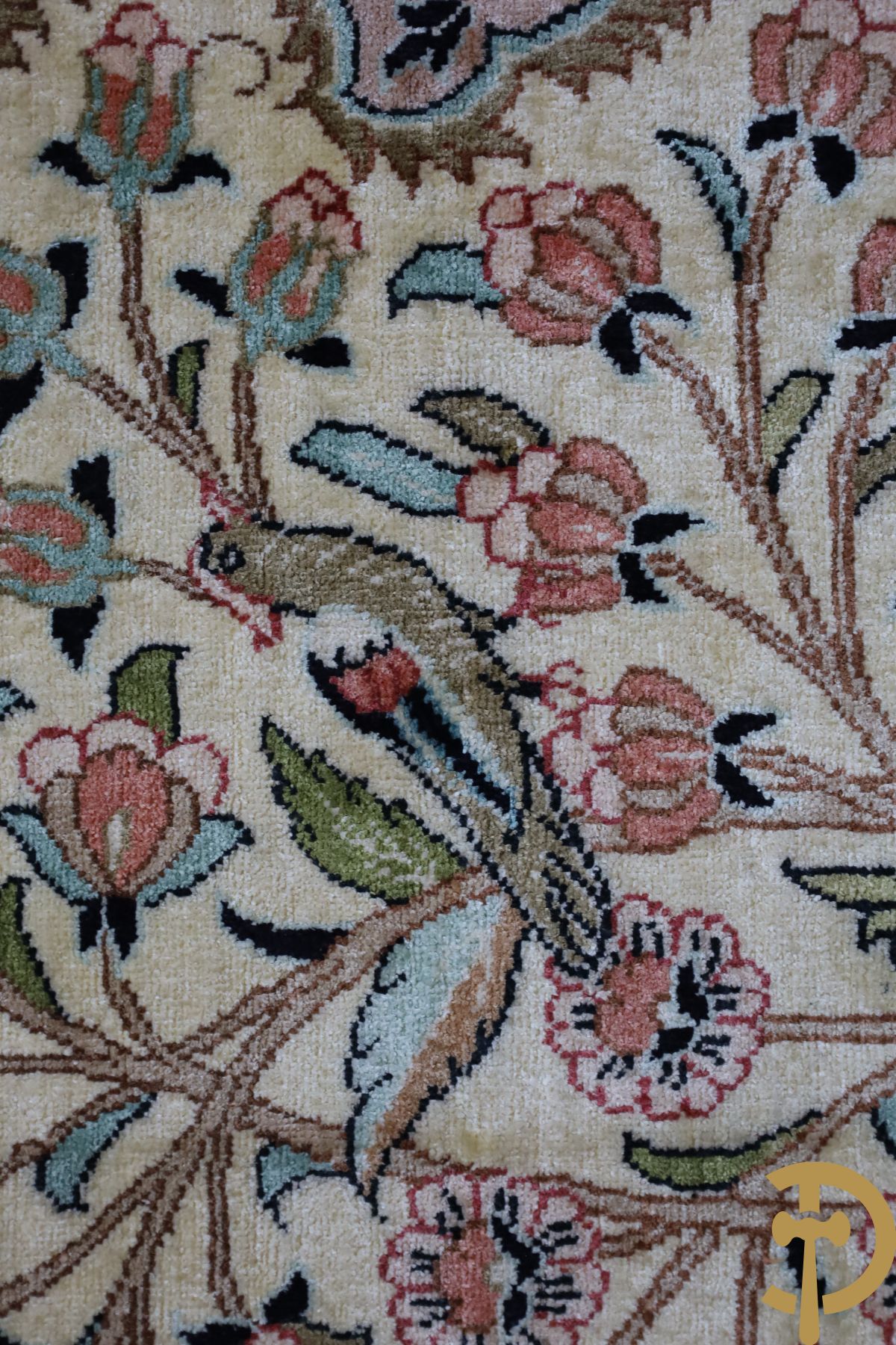 Oosters handgeknoopt fijn zijden tapijt Hereke met vogelmotieven
