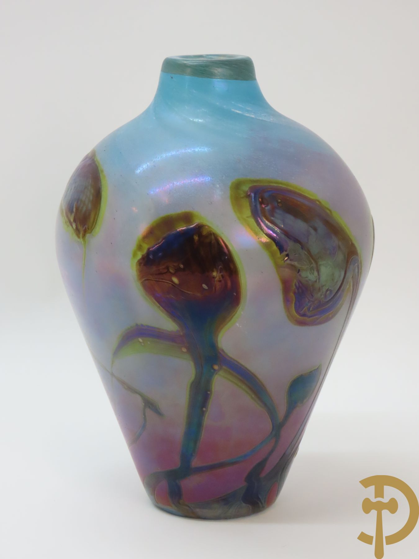 Vaas in glaspasta met kleurrijke motieven, Voumani getekend