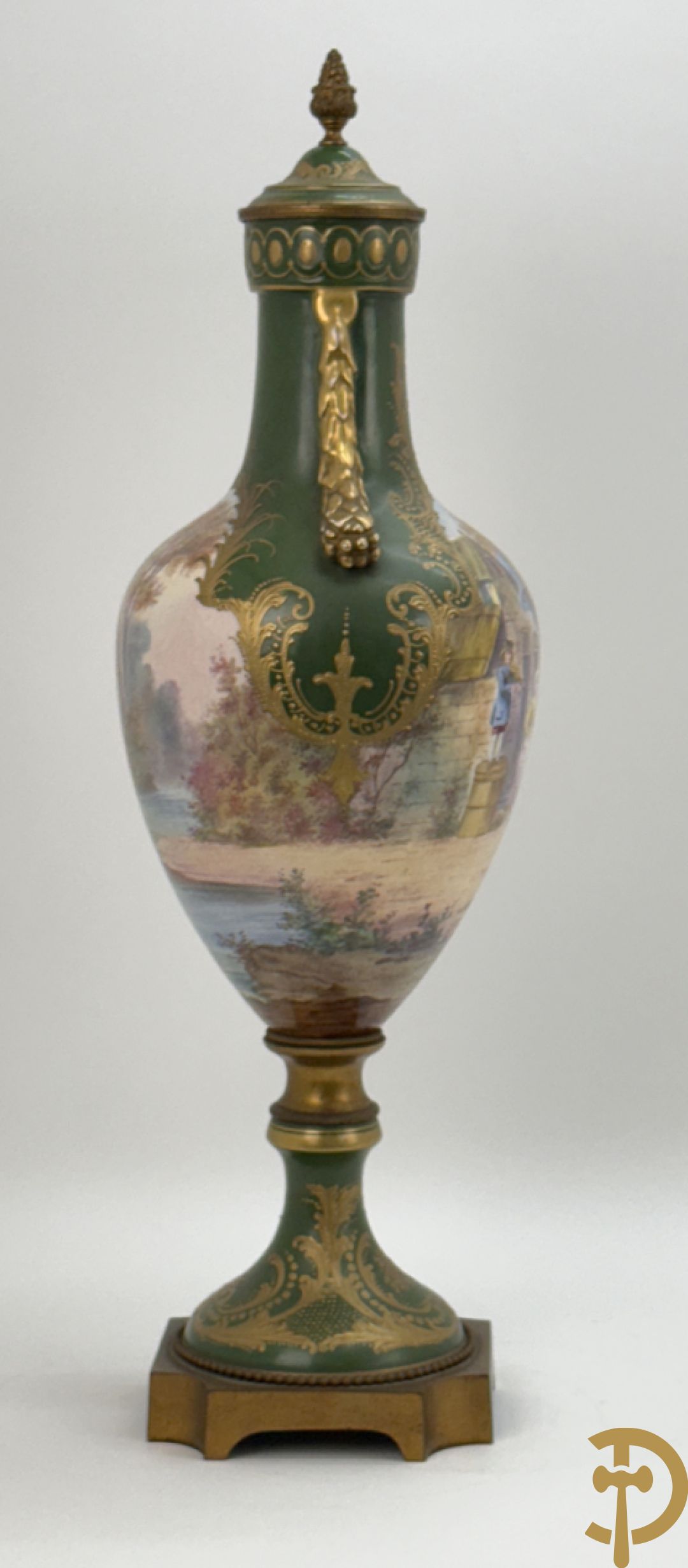 Porseleinen driedelige Sèvres cassolettes met decor van muciserende en dansende personages op groene fond, Aly getekend, gemerkt Sèvres