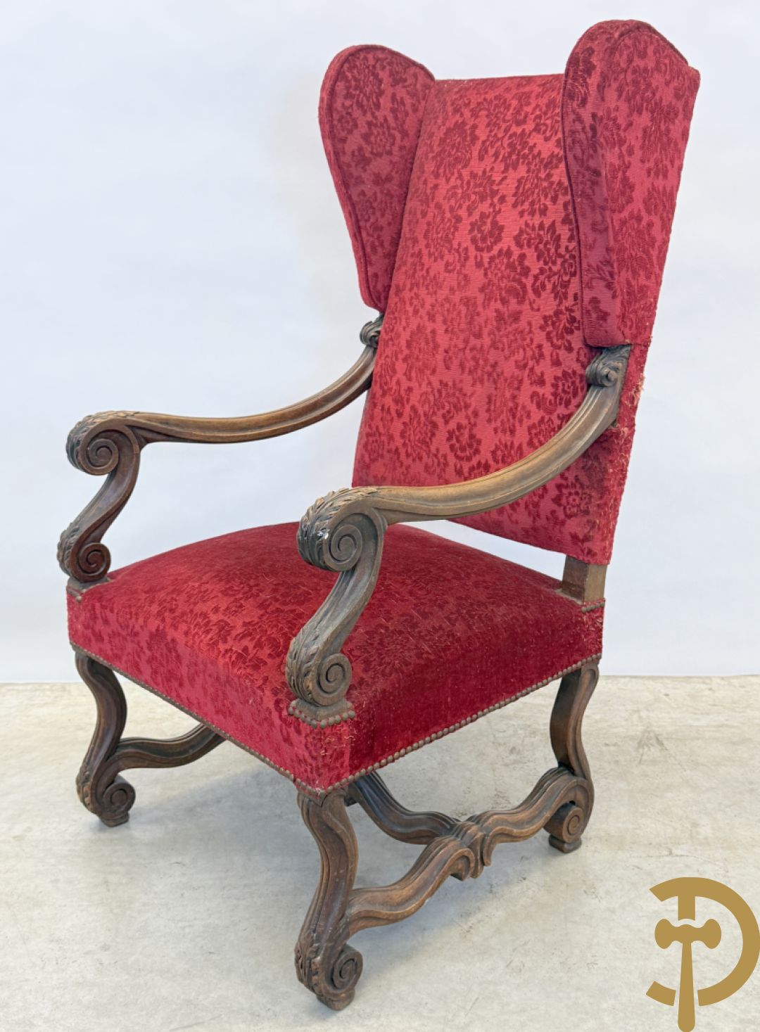 Paar armzetels met voluutvormige armleuningen, bordeaux stof, gesculpteerd met accanthusranken + Armzetel met bordeaux stof, vollutvormige armleunungen en gesculpteerd met accanthusranken