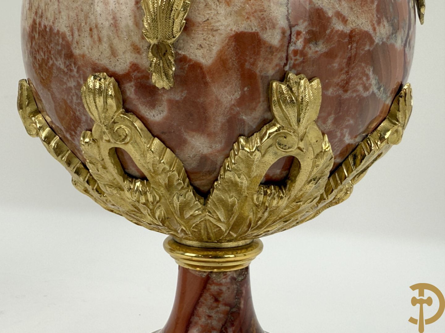 Paar marmeren cassolettes met zwanehalzen en guirlandes