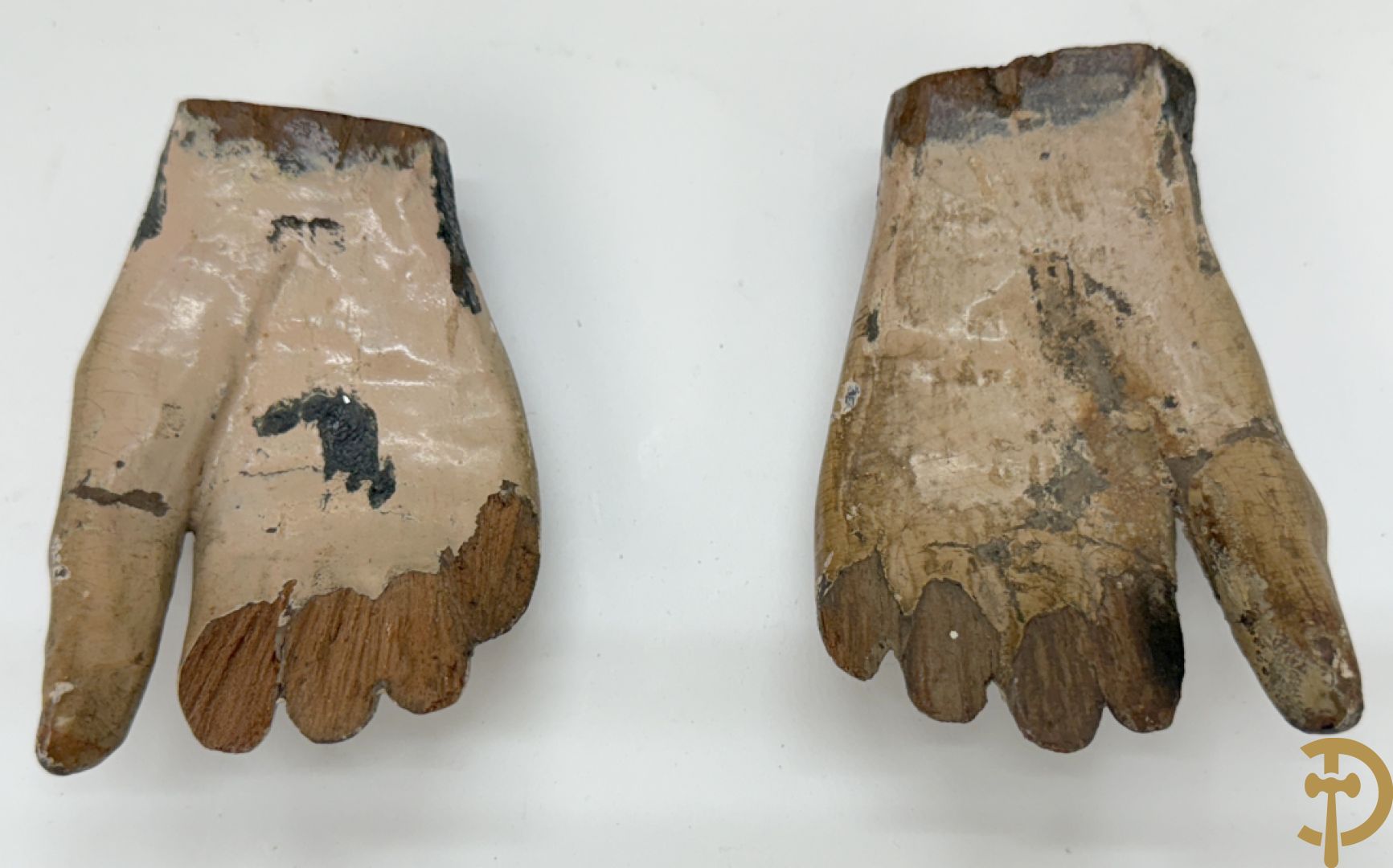 Houtgesculpteerd en gepolychromeerd zittend boedhistisch figuur