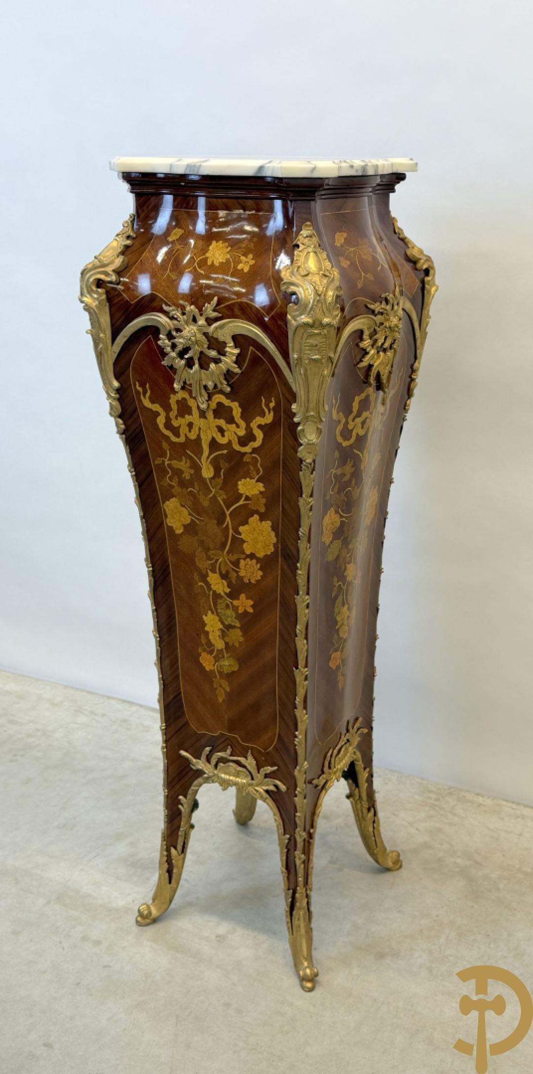 Paar notelaren gemarketteerde zuilen bezet met bronsbeslag en Louis XV motieven op voluutvormige poten - bovenaan met marmeren geaderd blad