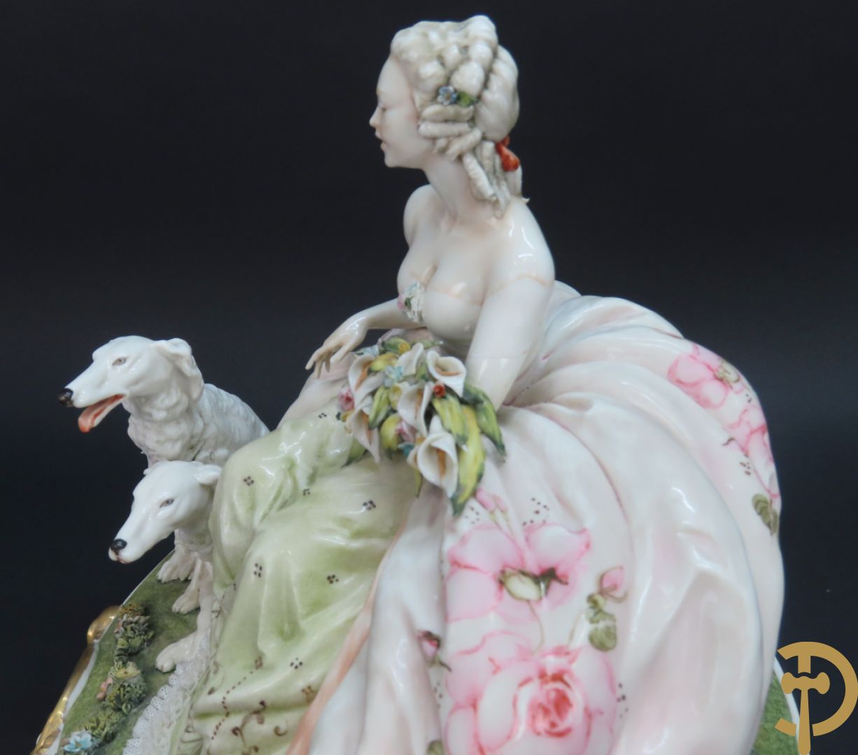Italiaans porseleinen sierbeeld van zittende dame met 2 windhonden, L. Cazzola getekend en Capo di Monte gemerkt achteraan
