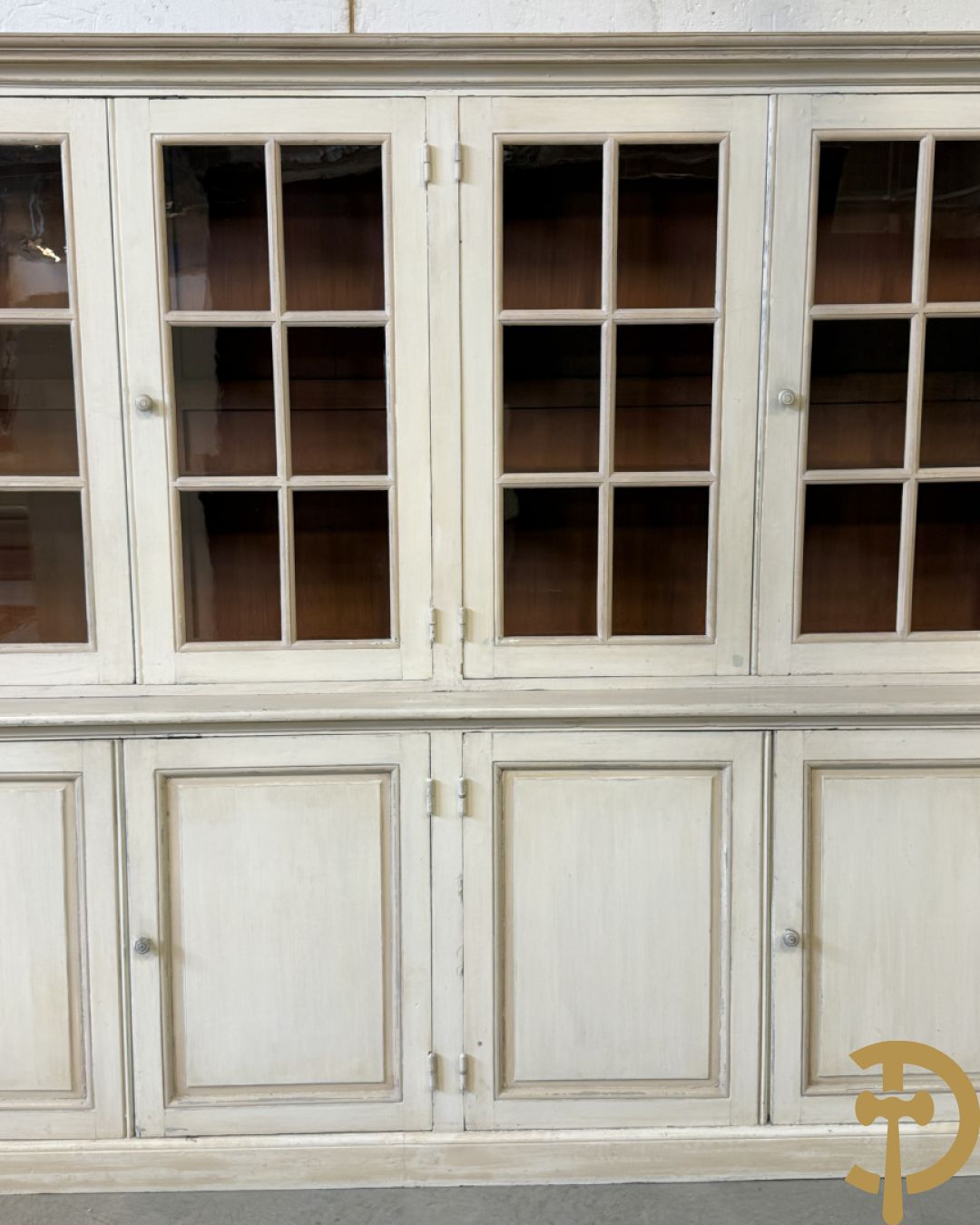 Beschilderde vitrine / buffet met 6 beglaasde deuren bonvenaan en 6 gesloten deuren onderaan