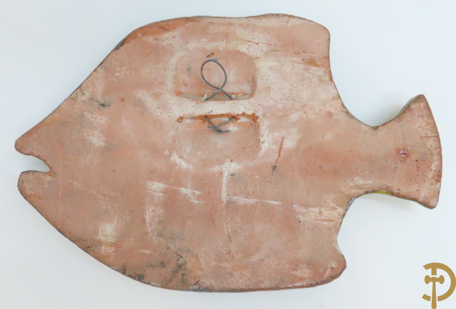 Zes vintage keramiek sculpturen w.o. zeemeermin van Amphora, keramieken vis, plakkette van doedelzakspeler, groepje met 5 kindjes, bord RP gemerkt en basrelief met vissen Vermeire P.