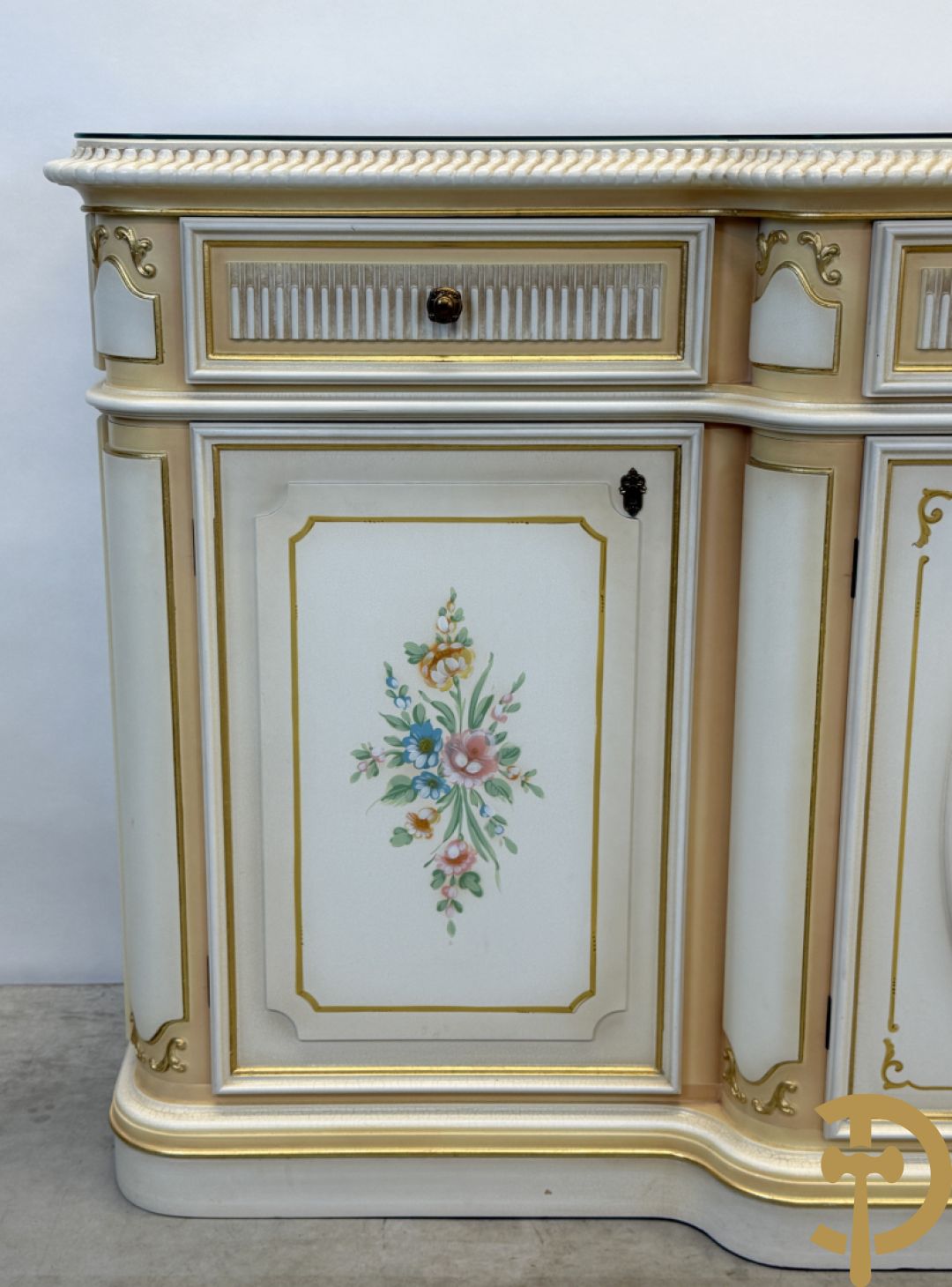 Italiaanse eetkamer met beschilderd bloemenmotief bestaande uit vierdeursdressoir met beschilderde bloemenmotieven, accanthusranken en glazen blad, tafel op gesculpteerde poten en 6 stoelen