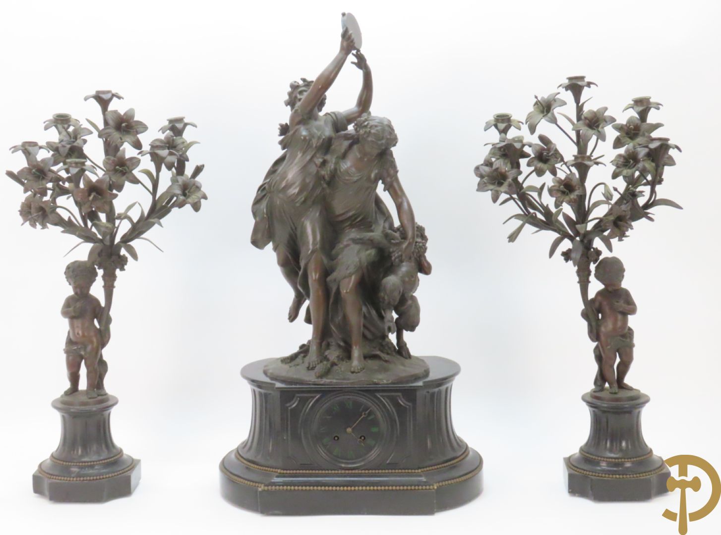 CLODION getekend - Paar elegante bronzen dames met tambour en fruit, geflankeerde door jonge faune, op marmeren klokstel - opgebouwd als garnituur met 2 kandelaars met bronzen kindjes dragende een toorts met bloemen en kaarsen