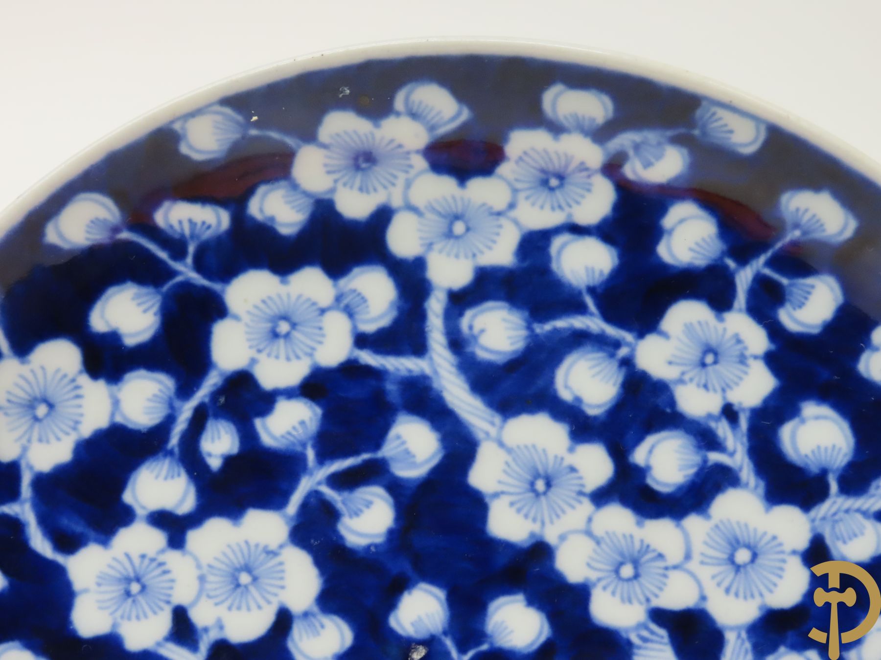 Acht Chinese porseleinen borden w.o. blauw/wit met bloemendecor, 2 blauw/witte borden, 2 Imari borden (1 met ster), 2 porseleinen borden met decor van bloemen in landschap en octagonaal bord