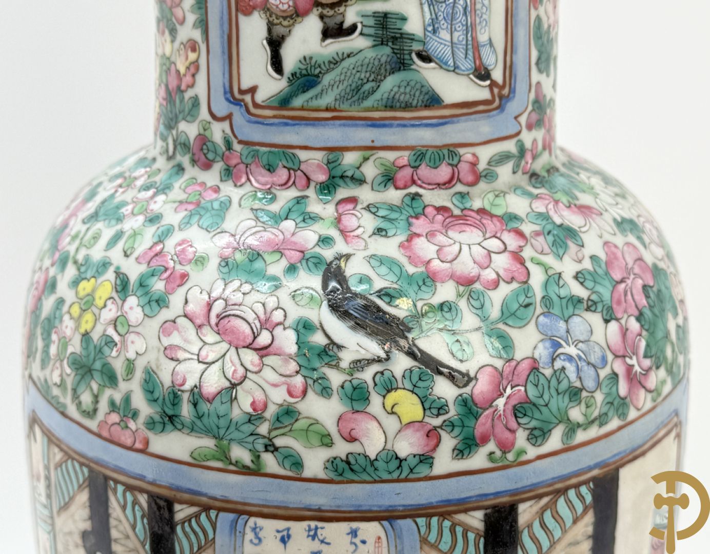 Chinese porseleinen vaas met geanimeerd decor en fond van bloemen, Kanton 19e