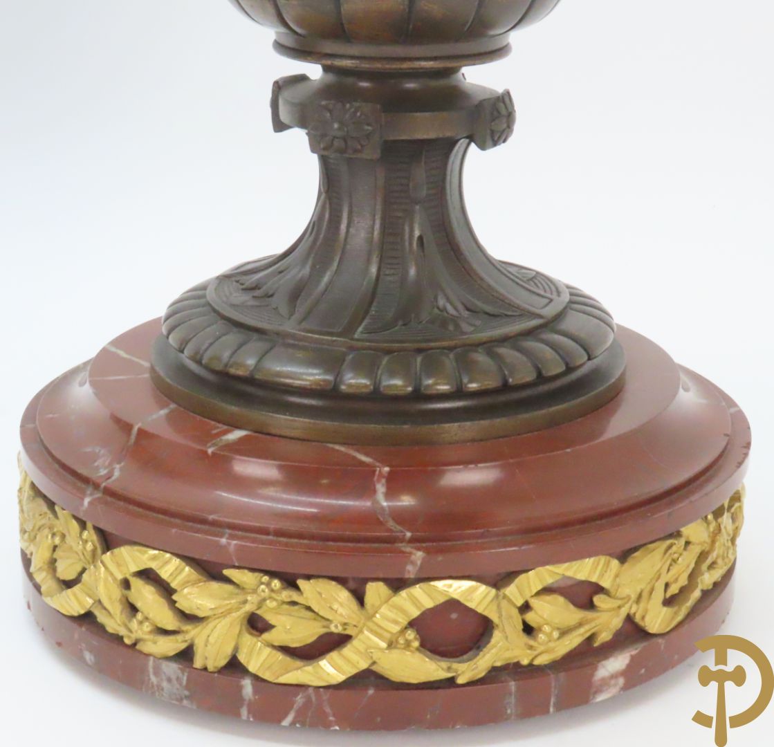 Paar bronzen cassolettes omgeven door dansende cupido