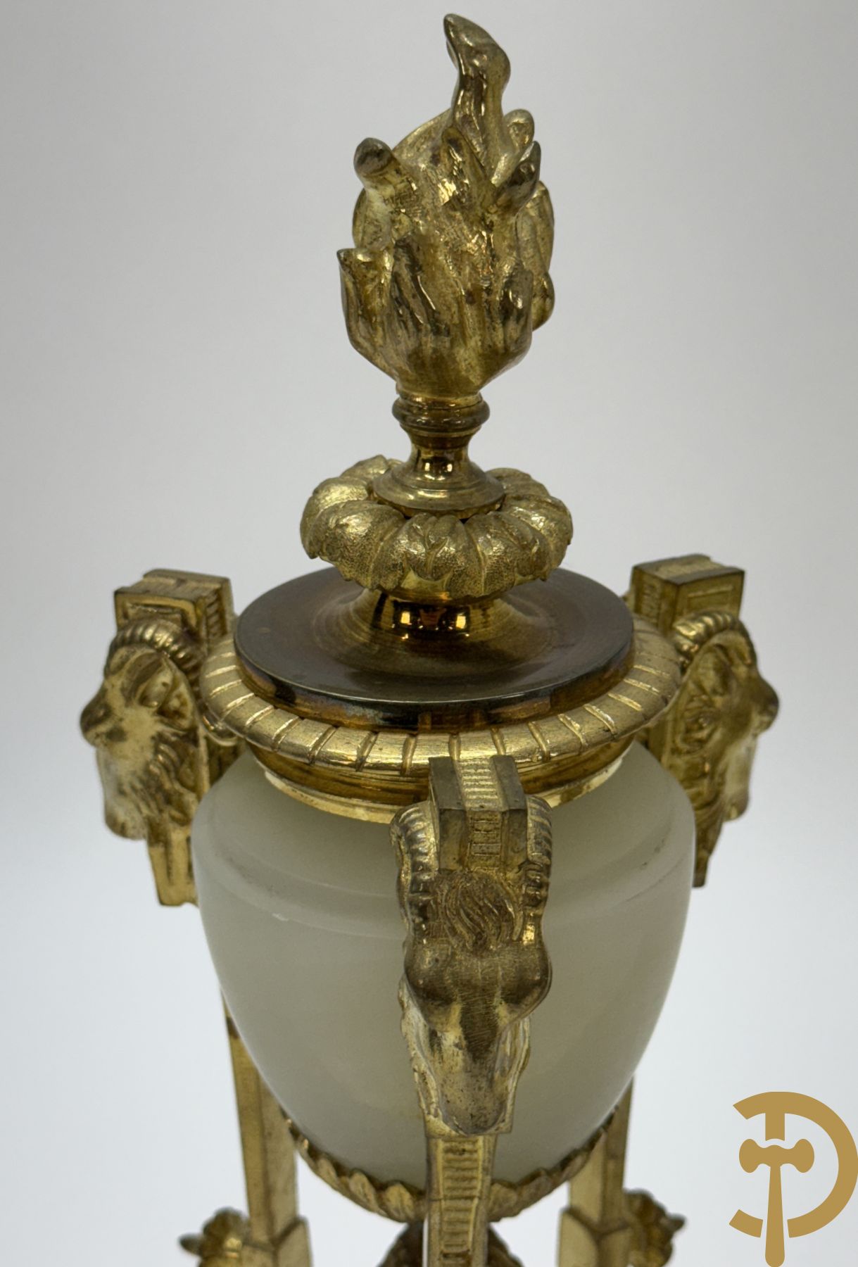 Paar vuurvergulde bronzen cassolettes met onix bezet met bokkepootjes en ramskoppen, bovenaan met flambeau