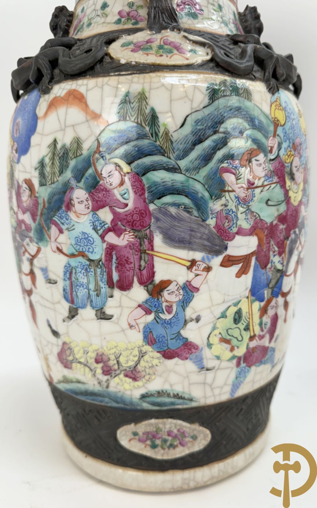 Paar Nankin vazen met dansende figuren en krijgertaferelen op houten sokkels