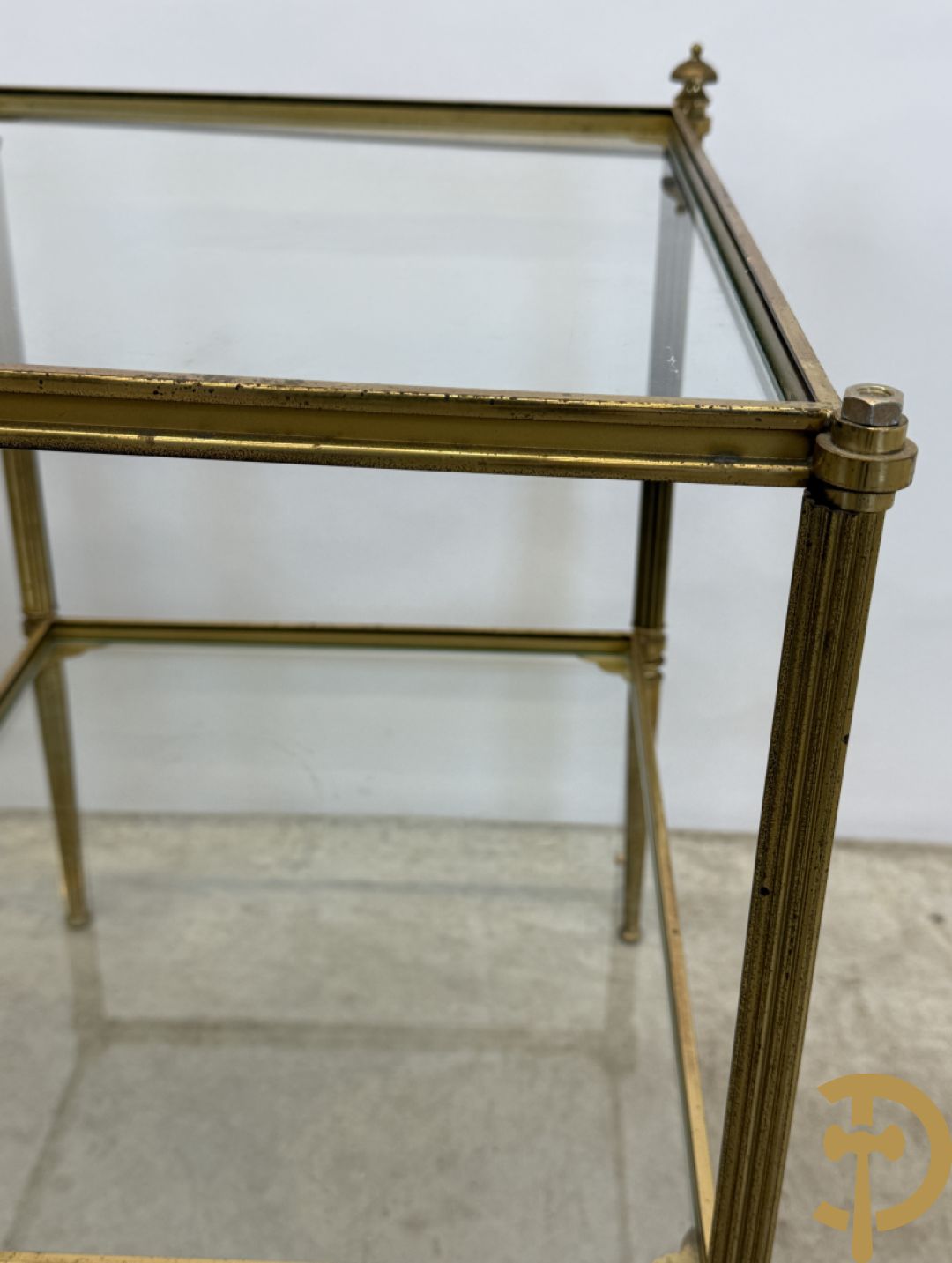 Paar koperen bout de canapé bijzettafels + koperen étagèretafel met gefumeerd glas