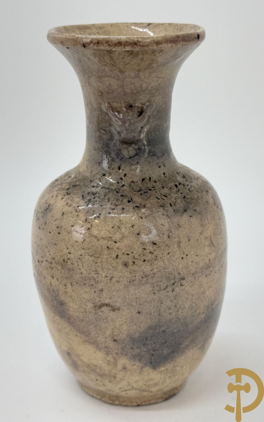 Porseleinen Chinese bolvormige vaas met geanimeerde taferelen + Chinees aardewerken vaasje