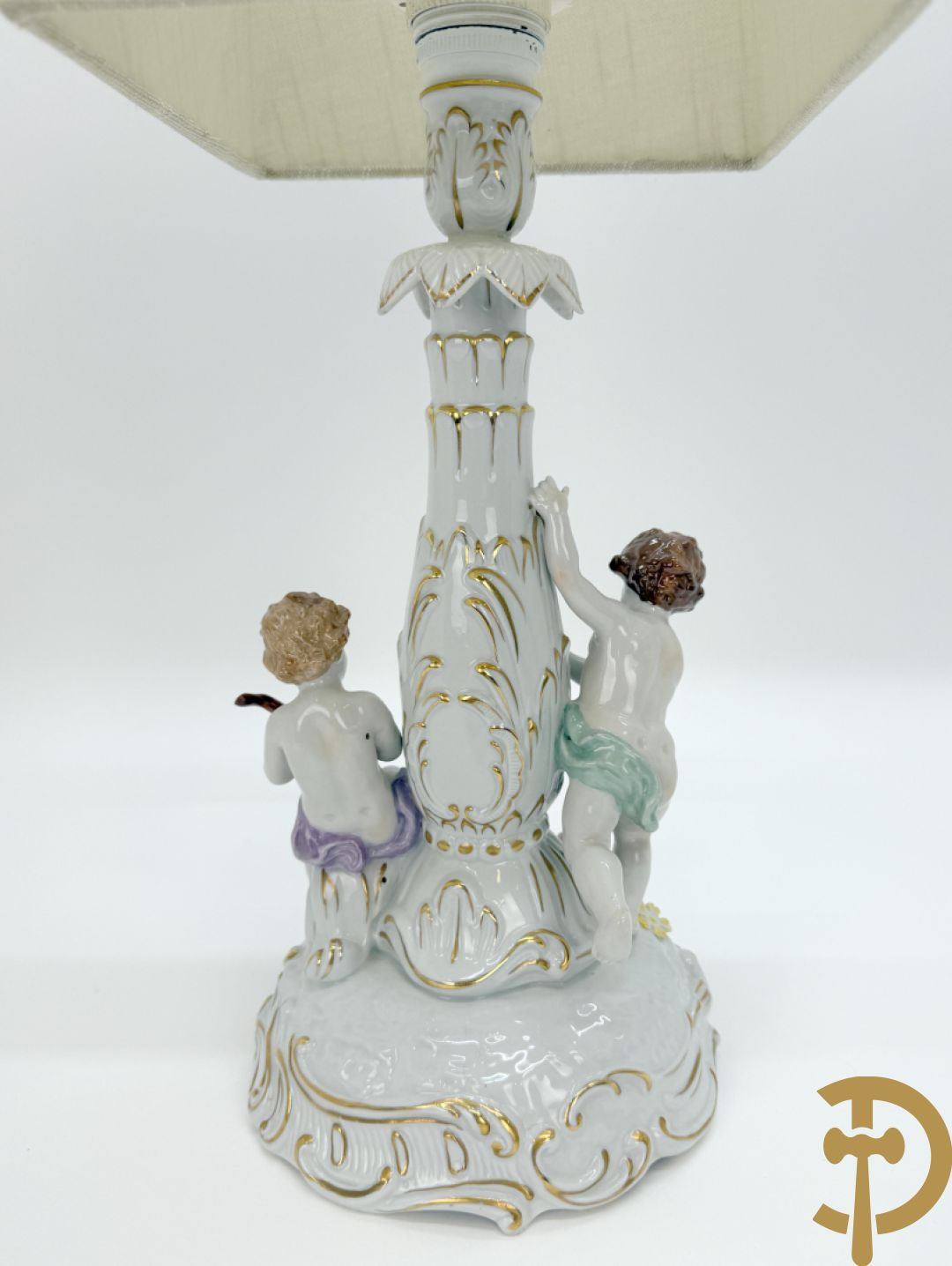 Porseleinen vijfarmige kandelaar met 2 cupido