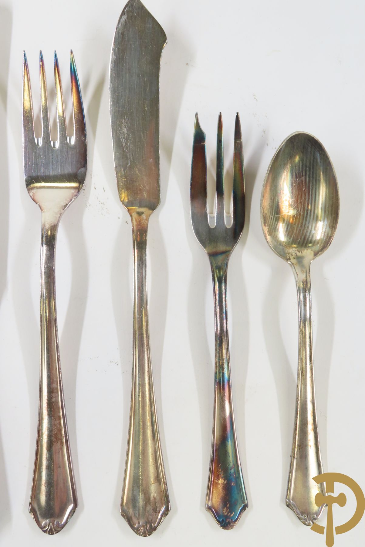 Verzilverd bestek 100/1000 bestaande uit 9 reeksen van 12 en 16 losse stukken