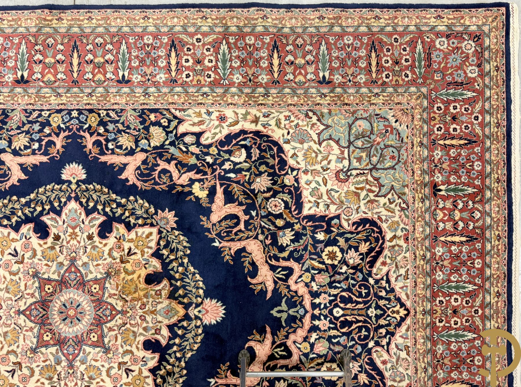 Oosters handgeknoopt tapijt met blauwe fond en bloemenmotieven