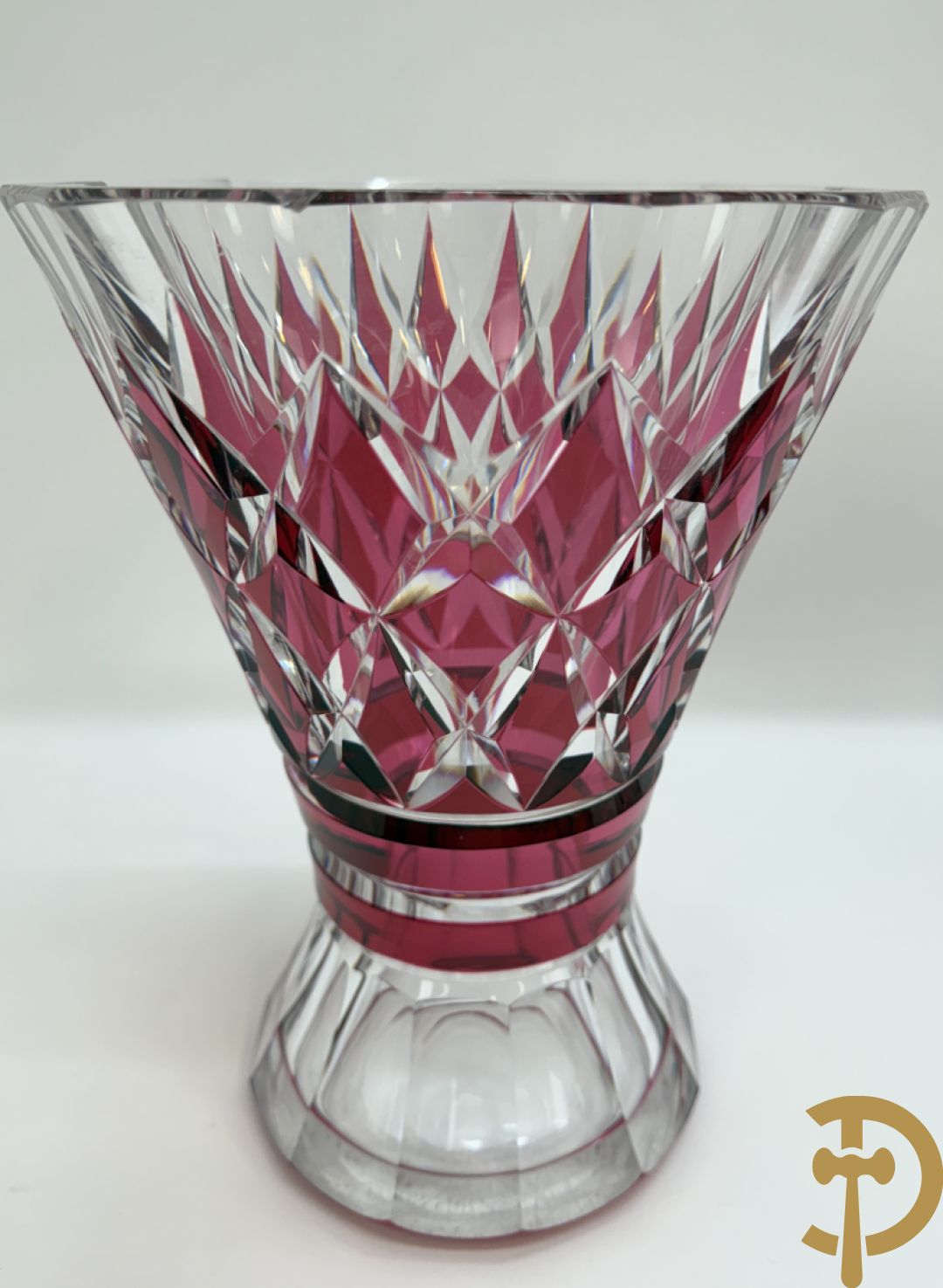 Gekleurde bolvormige kristallen handgeslepen Val-Saint-Lambert vaas, gemerkt 1197 + groene krsitallen Val-Saint-Lambert vaas + rode geslepen Val-Saint-Lambert vaas